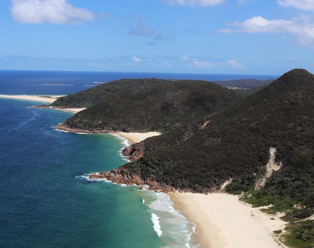 Ser universitario en Australia Paisaje de montañas y playas muy verde